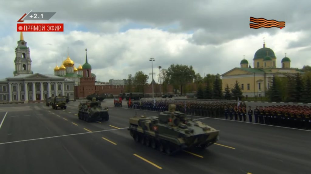 Традиционно, один из наиболее необычных парадов Победы в стране проходит в городе Тула