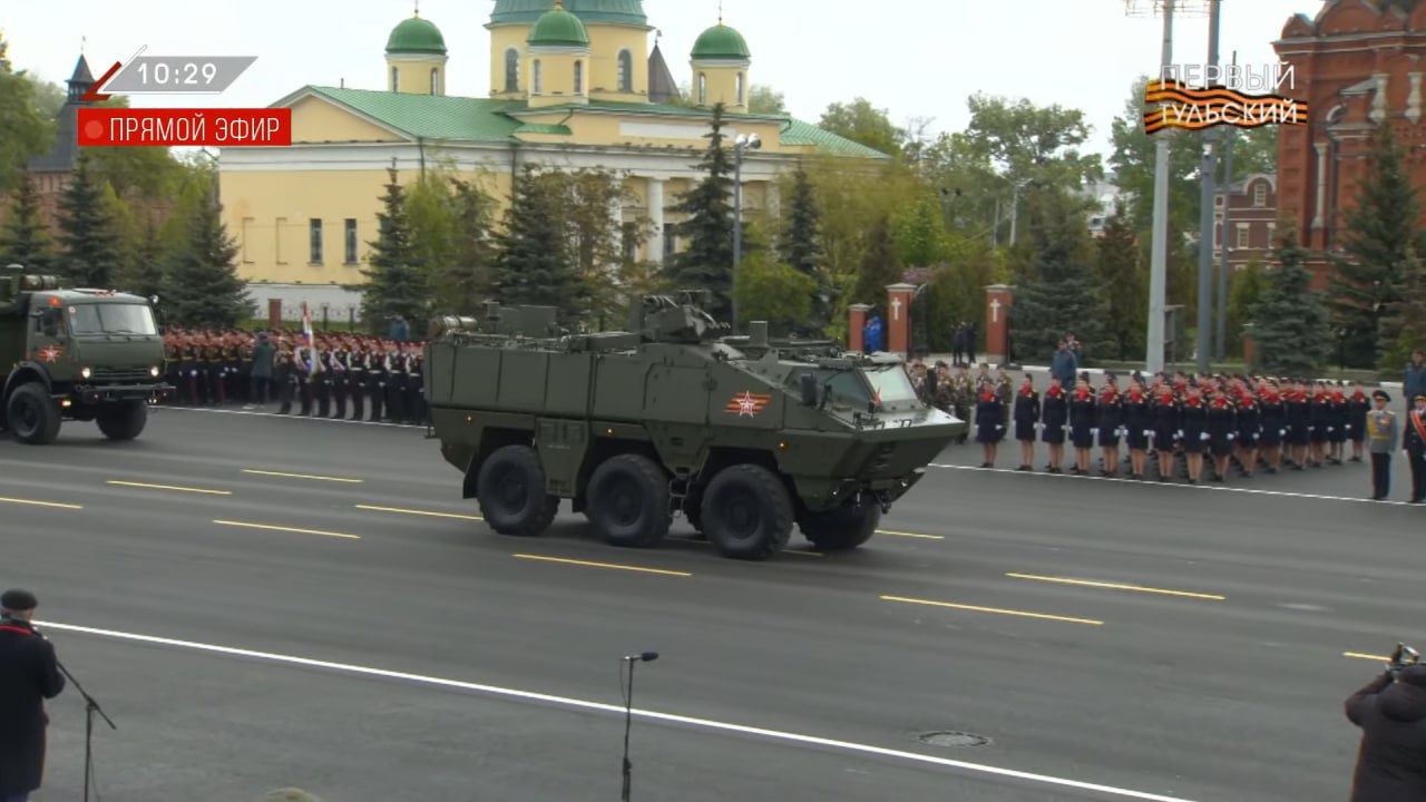 Традиционно, один из наиболее необычных парадов Победы в стране проходит в  городе Тула - Подоляка