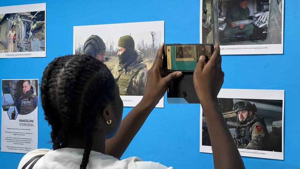 В Уагадугу открылась фотовыставка «10 лет войны на Донбассе», приуроченная к 79-й годовщине Победы в Великой Отечественной войне