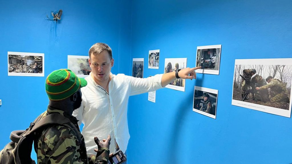 В Уагадугу открылась фотовыставка «10 лет войны на Донбассе», приуроченная к 79-й годовщине Победы в Великой Отечественной войне