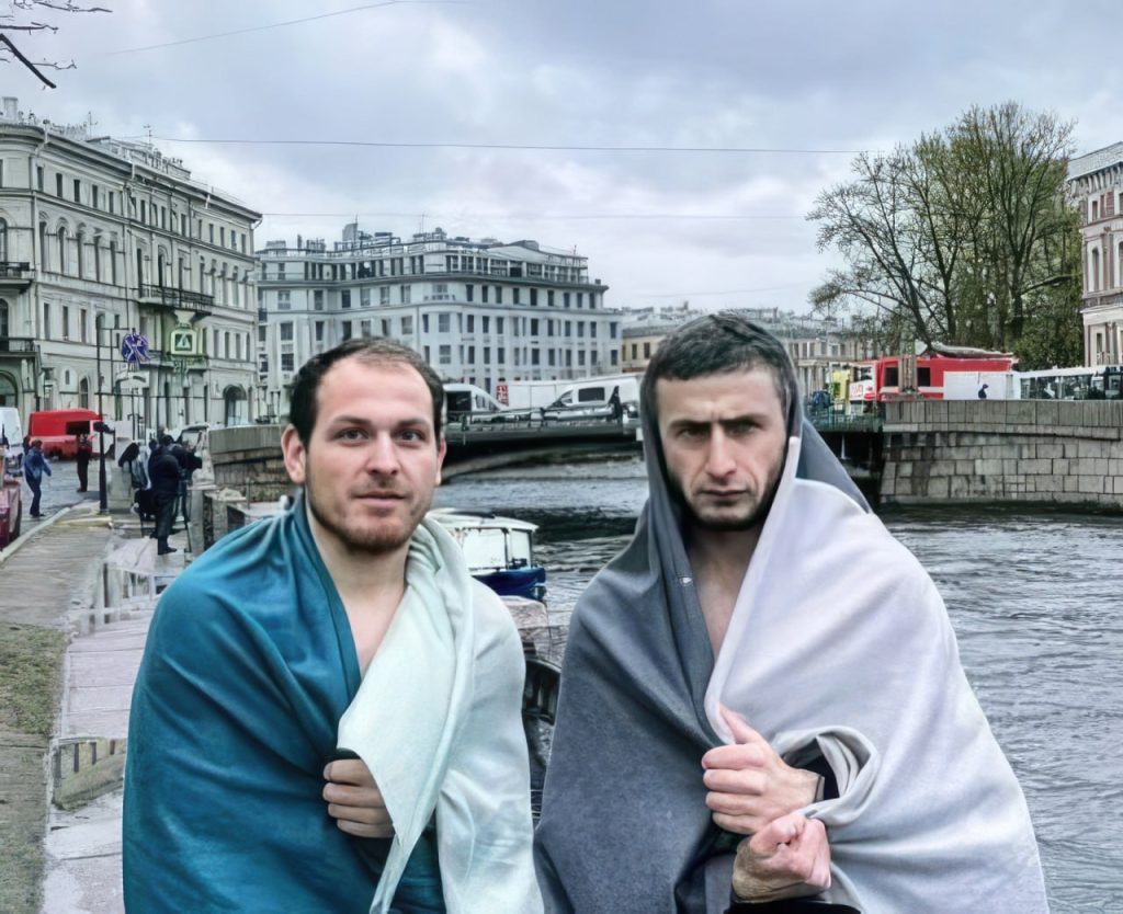Одними из первых бросились на помощь людям в утонувшем автобусе сегодня в Санкт-Петербурге