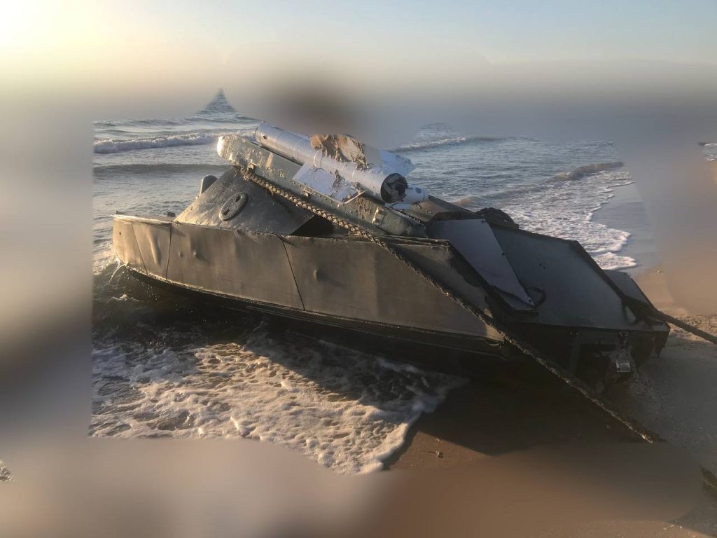 Обломки авиационной ракеты "воздух-воздух" Р-73 на остатках уничтоженного украинского БЭК-а