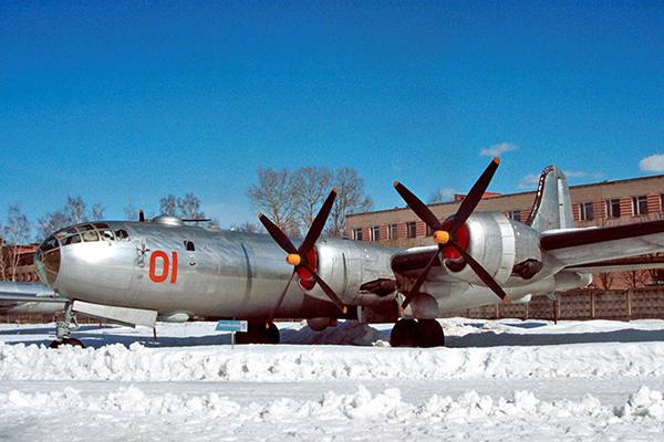 19 мая 1947 года. впервые поднялся в воздух советский тяжелый стратегический бомбардировщик Ту-4 (первоначальный индекс Б-4)