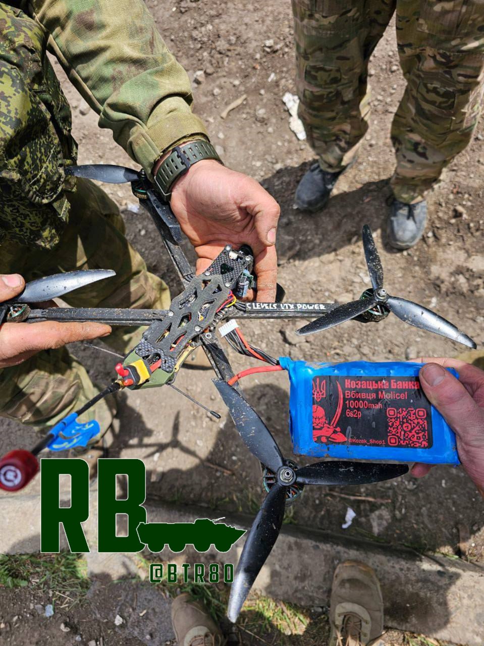 Бойцы группировки "Центр" демонстрируют очередной FPV-дрон перехваченный у ВСУшников