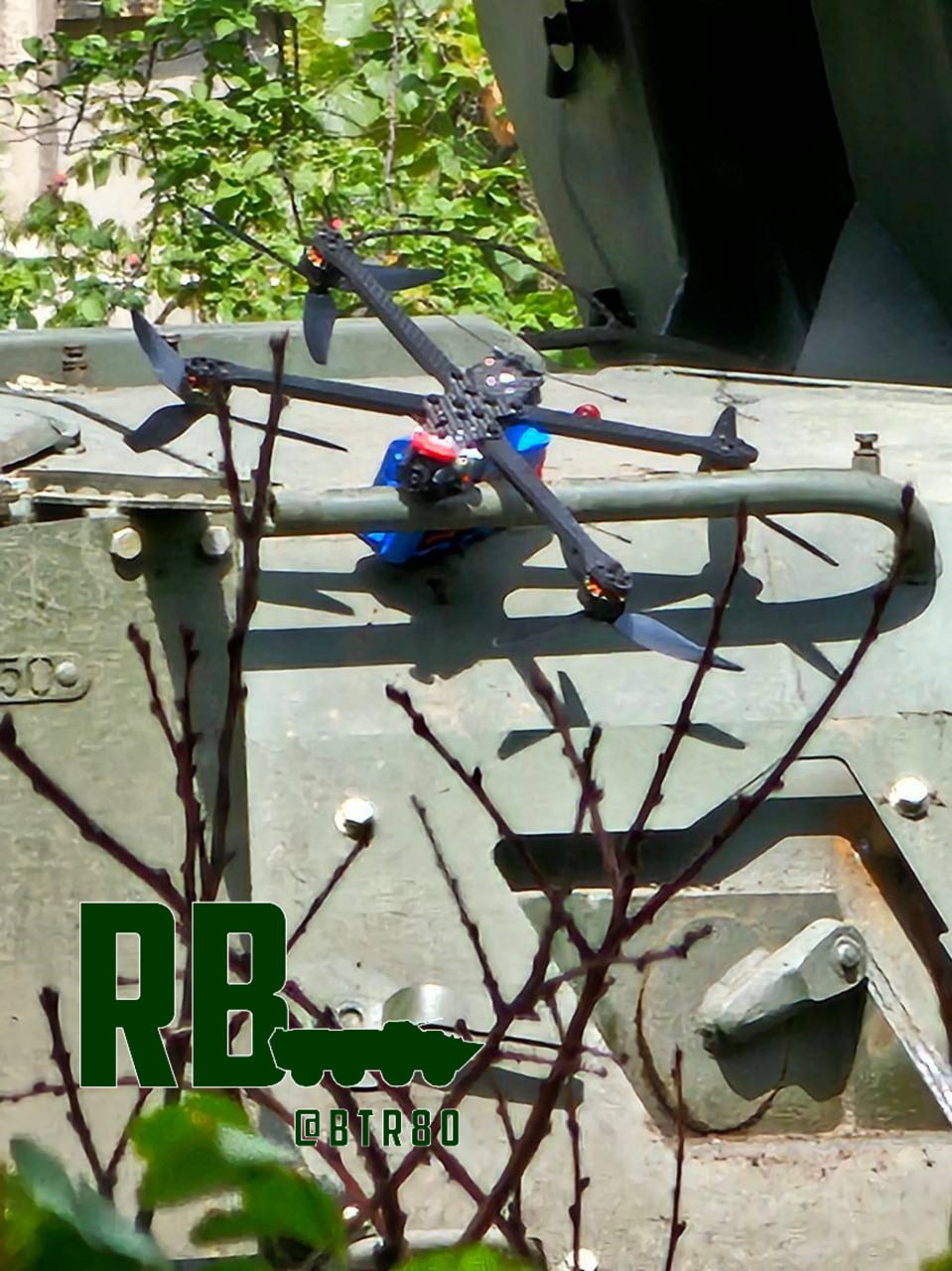Бойцы группировки "Центр" демонстрируют очередной FPV-дрон перехваченный у ВСУшников