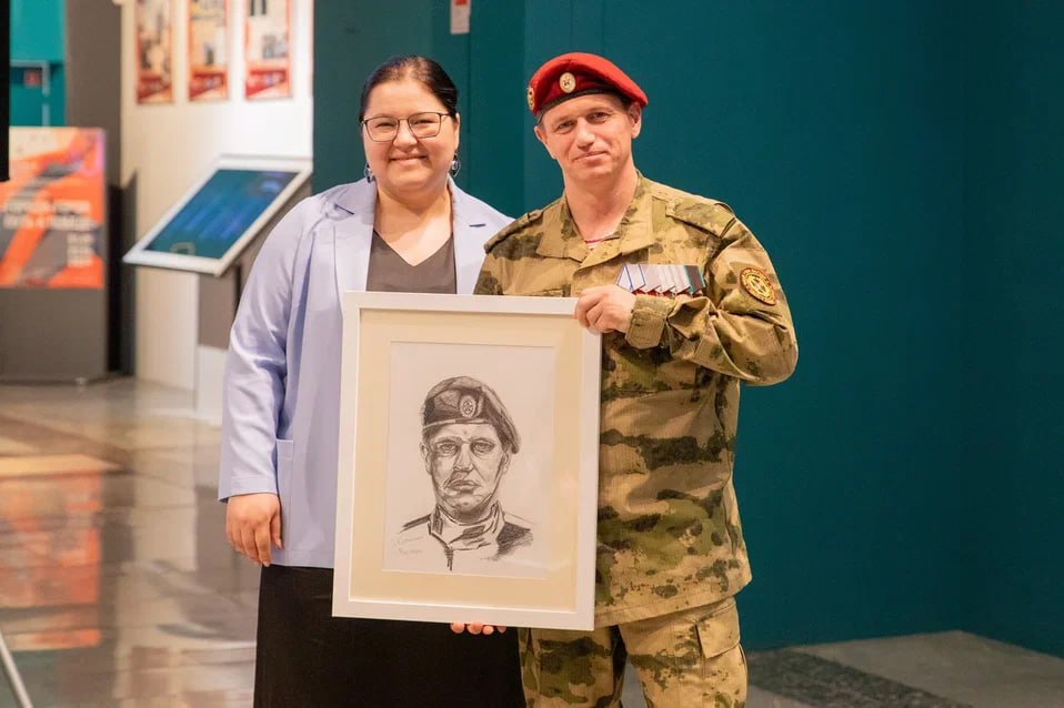 Портреты участников СВО бойцам и их близким передали в Музее Победы