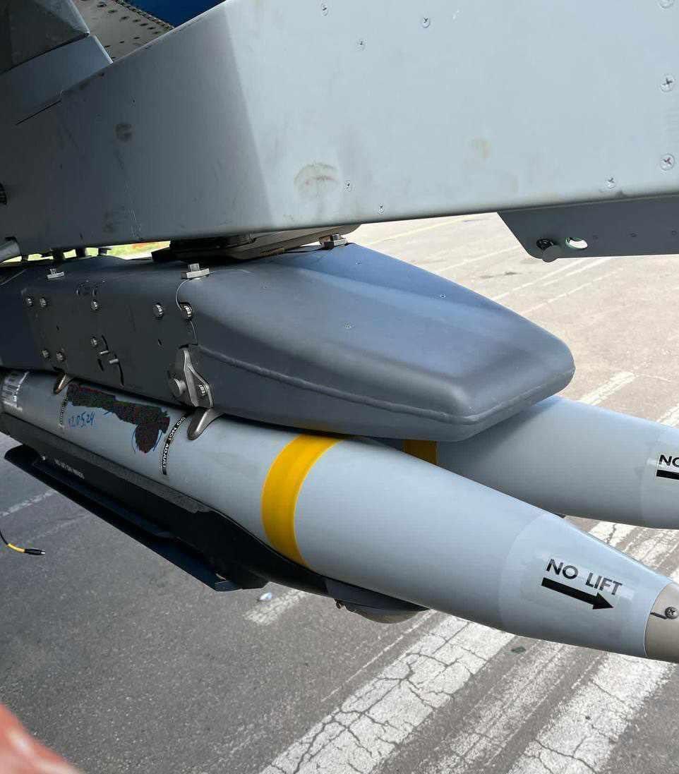 Американские малогабаритные высокоточные авиабомбы GBU-39B SDB на подвесе украинского истребителя Су-27