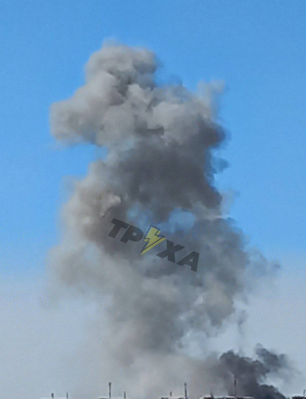 Новый взрыв в Харькове, над городом огромный столб дыма, продолжает реветь воздушная тревога Украинские ресурсы сообщают о прилете управляемой авиабомбы ФАБ с УМПК. С места поднимается огромный столб дыма