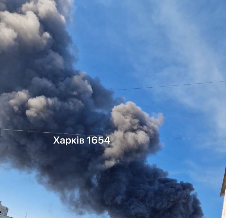 Новый взрыв в Харькове, над городом огромный столб дыма, продолжает реветь воздушная тревога Украинские ресурсы сообщают о прилете управляемой авиабомбы ФАБ с УМПК. С места поднимается огромный столб дыма