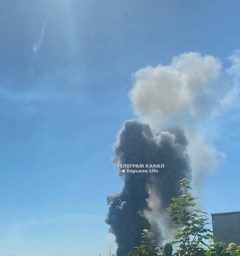 Новый взрыв в Харькове, над городом огромный столб дыма, продолжает реветь воздушная тревога Украинские ресурсы сообщают о прилете управляемой авиабомбы ФАБ с УМПК. С места поднимается огромный столб дыма