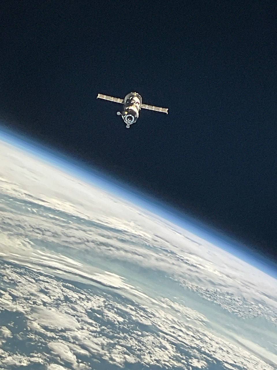 Сегодня в 11:39 по московскому времени грузовой корабль "Прогресс МС-25" отстыковался от модуля "Поиск" международной космической станции