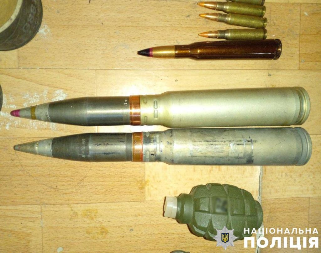 В Киеве пьяный украинский военный взорвал гранату во дворе жилого дома