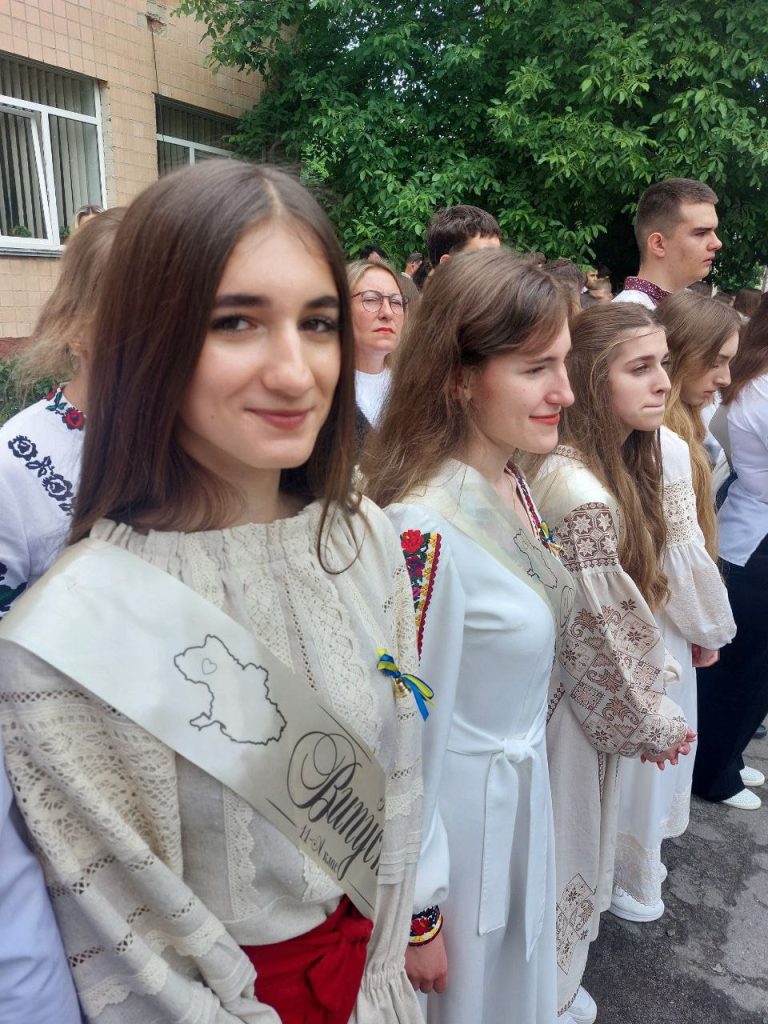 Львовским выпускникам раздали ленты с картой Украины, но без Крыма