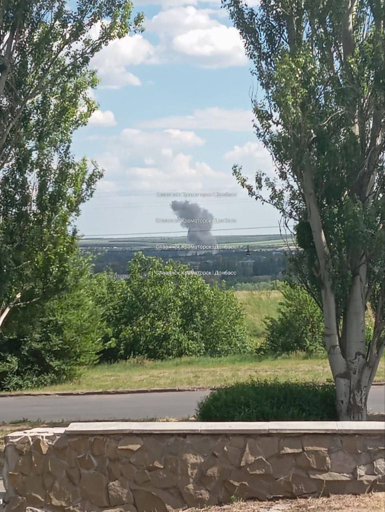 Как сообщают украинские ресурсы, сегодня в 15:02-15:15 было три сильных прилета в Славянске, район Машчермет