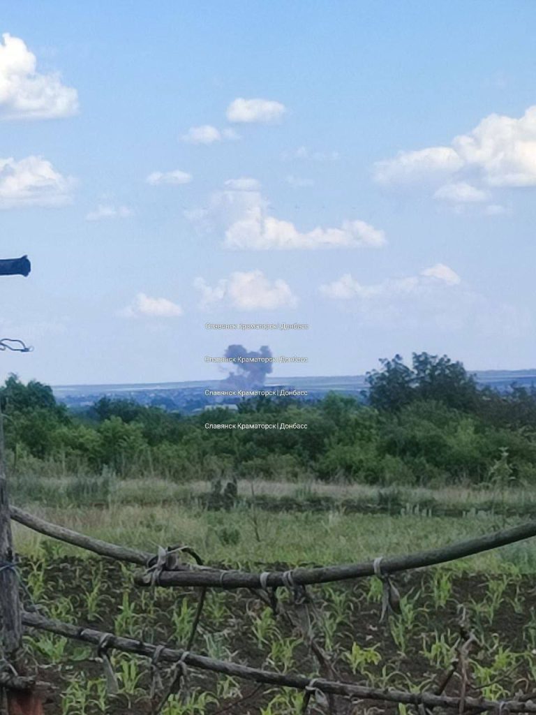 Как сообщают украинские ресурсы, сегодня в 15:02-15:15 было три сильных прилета в Славянске, район Машчермет