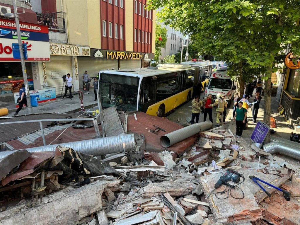 В Стамбуле обрушился жилой дом, под завалами находятся люди