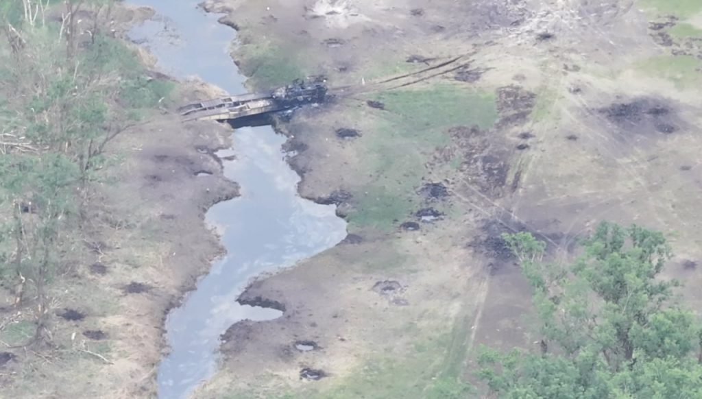 Уничтоженный американский бронетранспортёр M1256 Stryker на переправе через реку Волчья в Волчанске