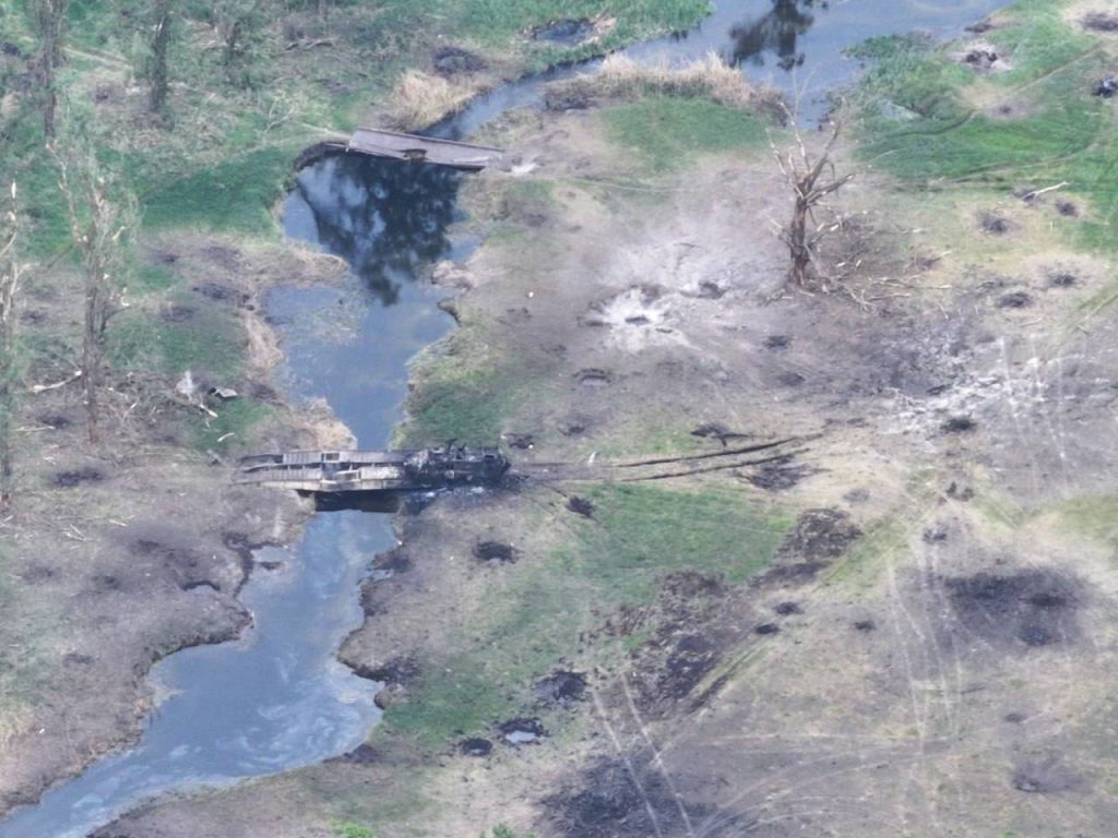 Подбитый БТР M1256 ICV Stryker ВСУ при попытке переправы через реку Волчья в северную часть Волчанска