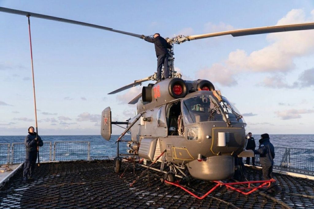 Кадры полета модернизированного вертолета Ка-27М, с борта фрегата «Адмирал Горшков» проекта 22350 СФ, во время пребывания в Атлантике