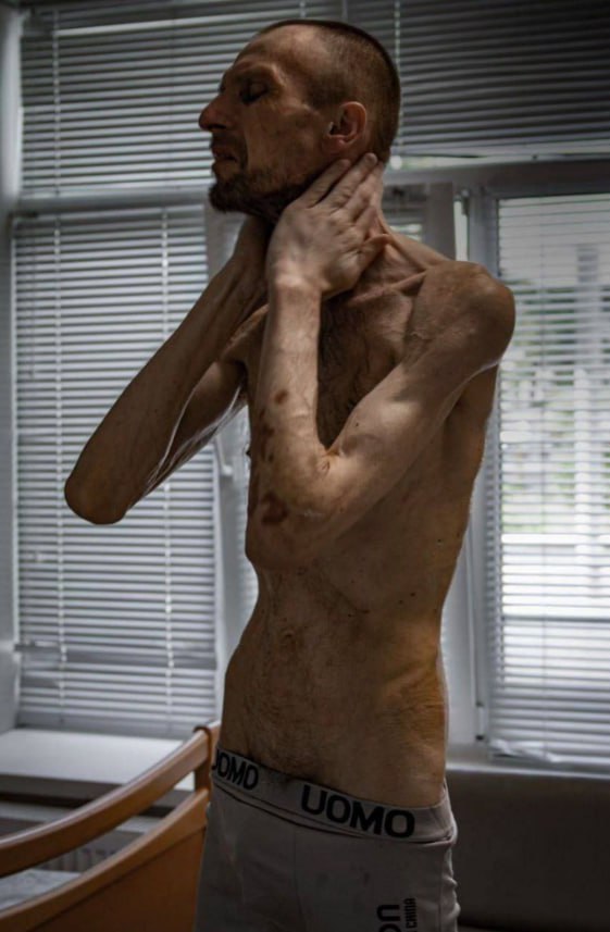 Символ украинского безумия и исступленности — украинский боевик, выловленный из канализации в Мариуполе