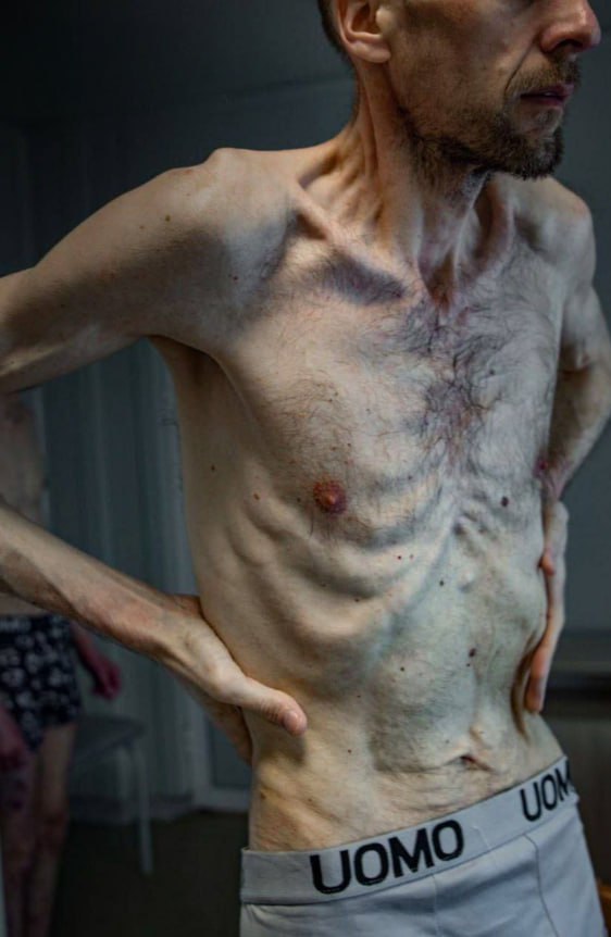 Символ украинского безумия и исступленности — украинский боевик, выловленный из канализации в Мариуполе