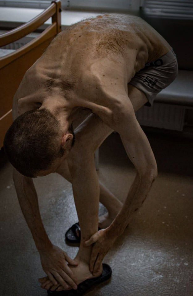 Символ украинского безумия и исступленности — украинский боевик, выловленный из канализации в Мариуполе