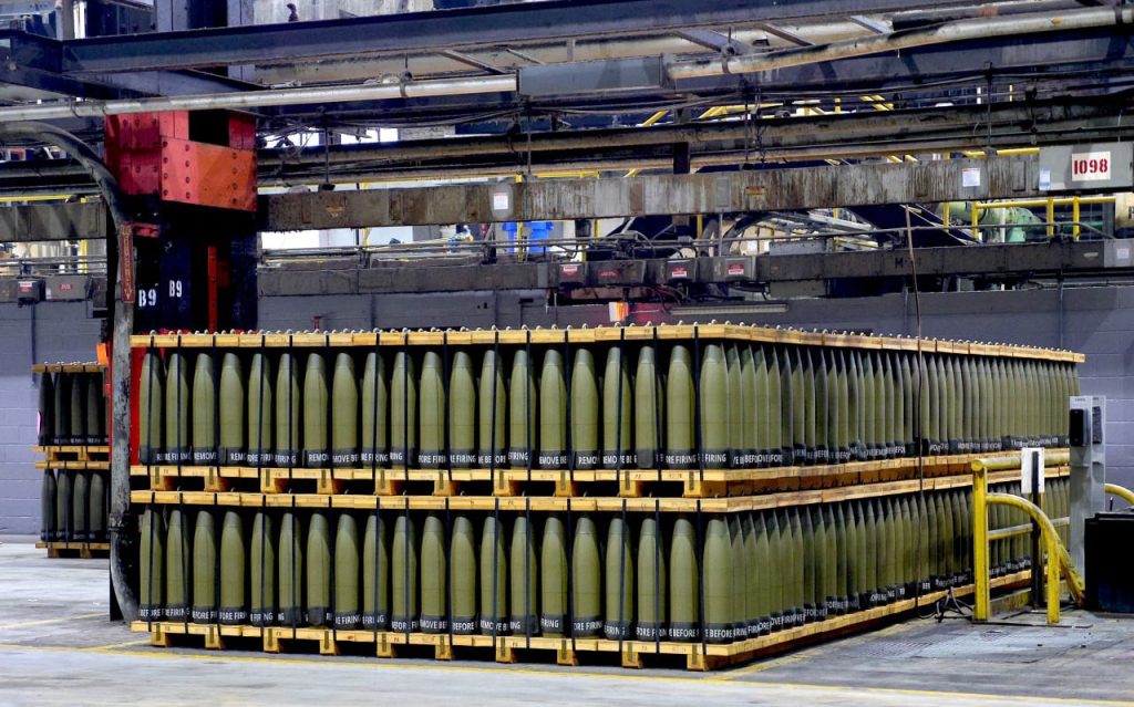 США автоматизирует производственные площадки по выпуску снарядов калибра 155-мм и запускает массовое производство новейших снарядов M1128 с донным газогенератором