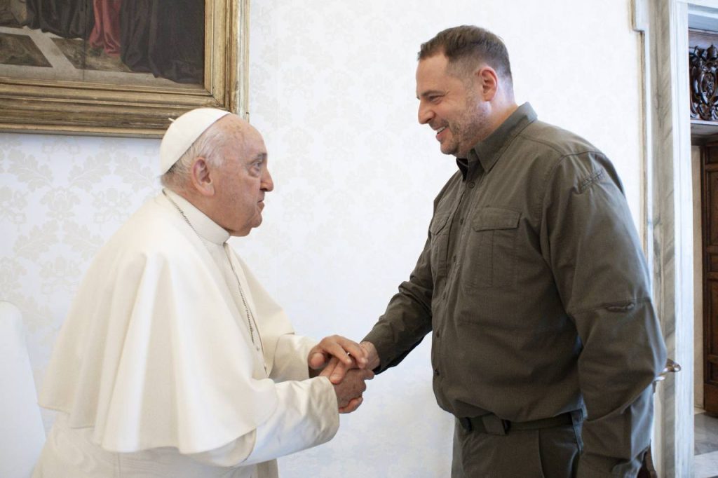 Руководитель Офиса президента Украины Андрей Ермак встретился с Папой Римским на фоне критических публикаций в западных медиа об узурпации власти