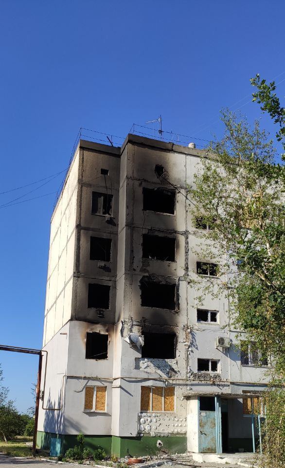 ВСУ выпустили по Днепрянам 15 дронов-камиказде. Из-за налета БПЛА пострадала пятиэтажка — несколько квартир выгорели полностью