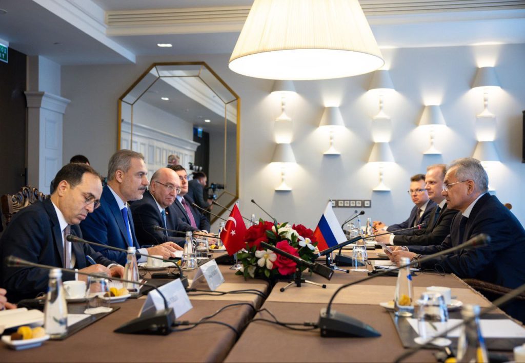 Секретарь Совбеза РФ Сергей Шойгу провел переговоры с главой МИД Турции Хаканом Фиданом, который сегодня прилетел в Россию