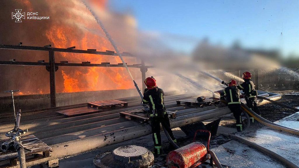 В Киевской области пожар на промышленном предприятии тушат второй день после вчерашнего ракетного удара
