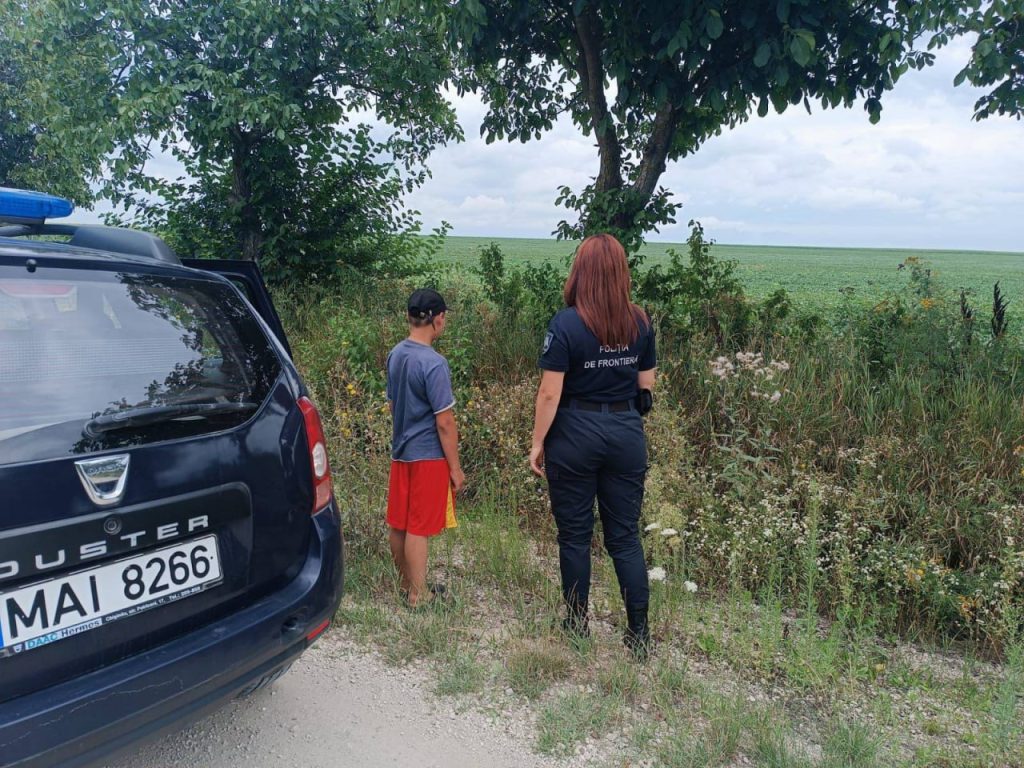Молдавские пограничники сообщают, что из Украины уже бегут подростки