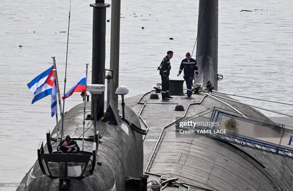 Ещё кадры с атомным подводным крейсером К-561 «Казань» - головным кораблем модернизированного проекта 08851 (885М, шифр «Ясень-М») в порту Гаваны