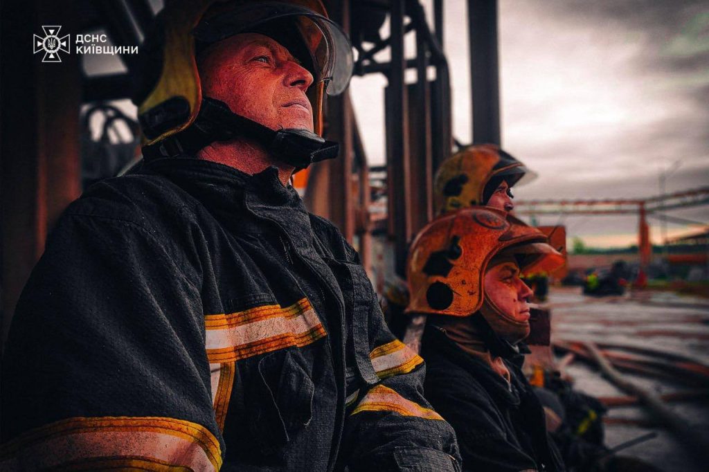 Под Киевом через трое суток после удара с огромным трудом потушили нефтебазу на аэродроме Васильков, - ГСЧС