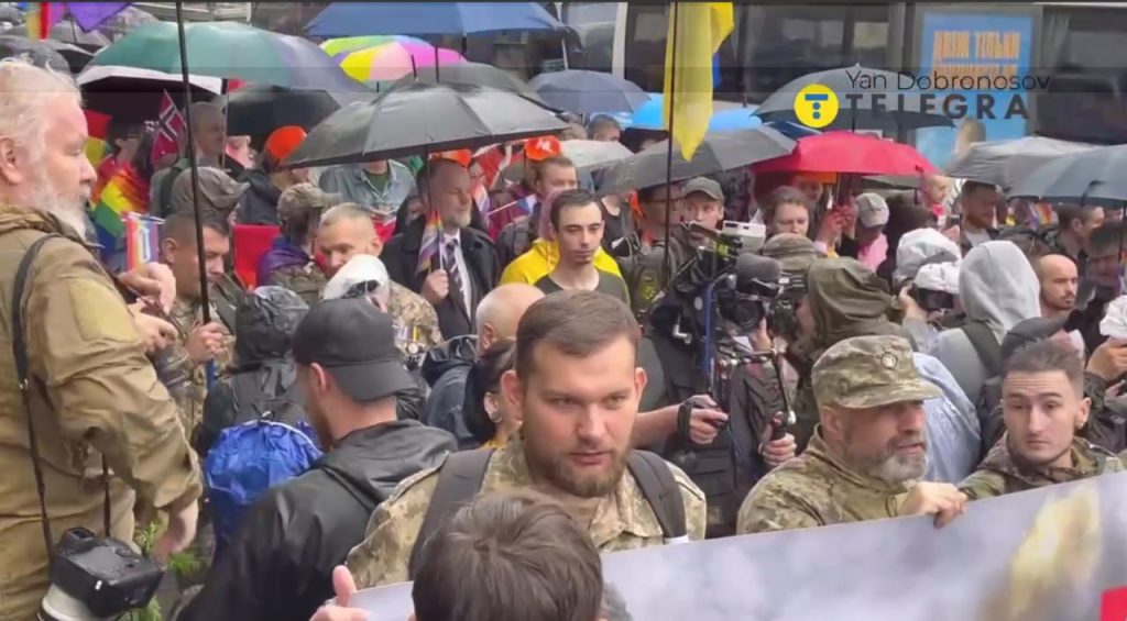 Увлекательная игра: сколько военных вы насчитаете на одном фото с гей-парада в Киеве?