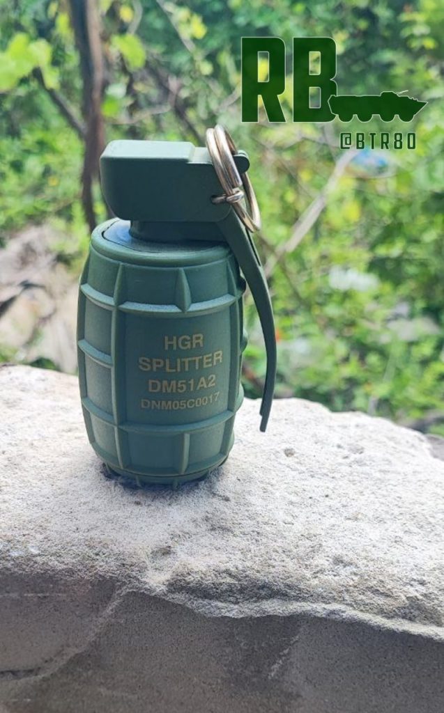 Бойцы группировки "Центр" затрофеили целый ящик немецких "лимонок" и не только