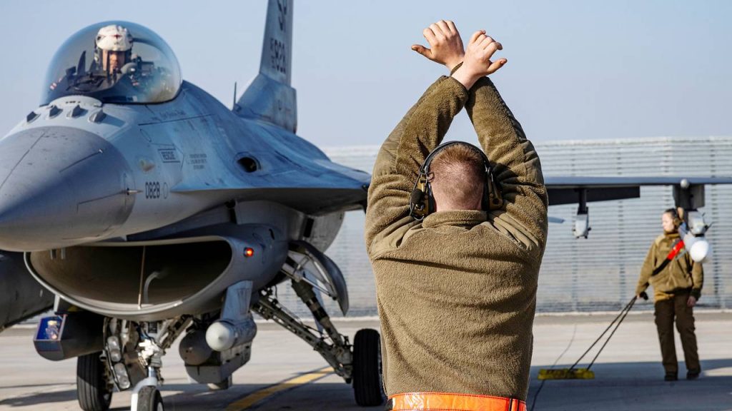 Помогут ли долгожданные истребители F-16 Украине?
