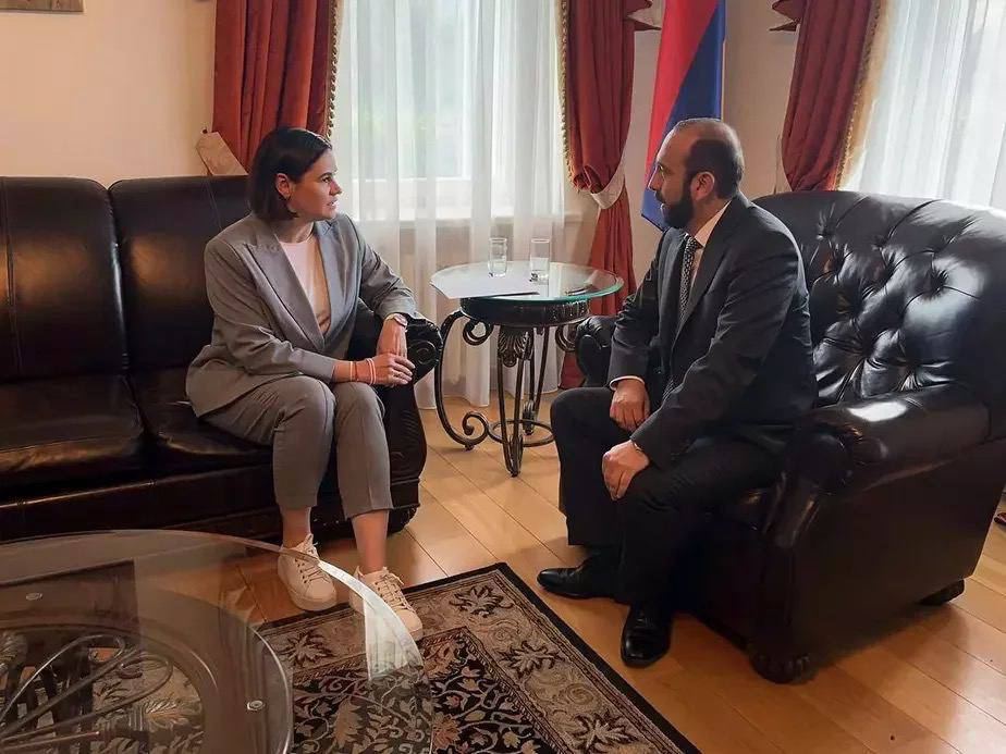 Глава армянского МИД встретился со Светланой Тихановской
