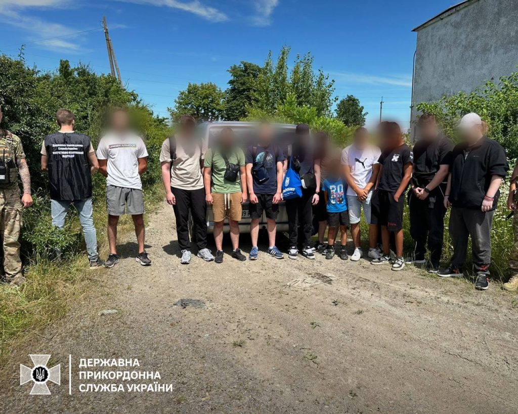 Война за Зеленского не прельщает: восемь мужчин пытались сбежать в Венгрию, но были задержаны