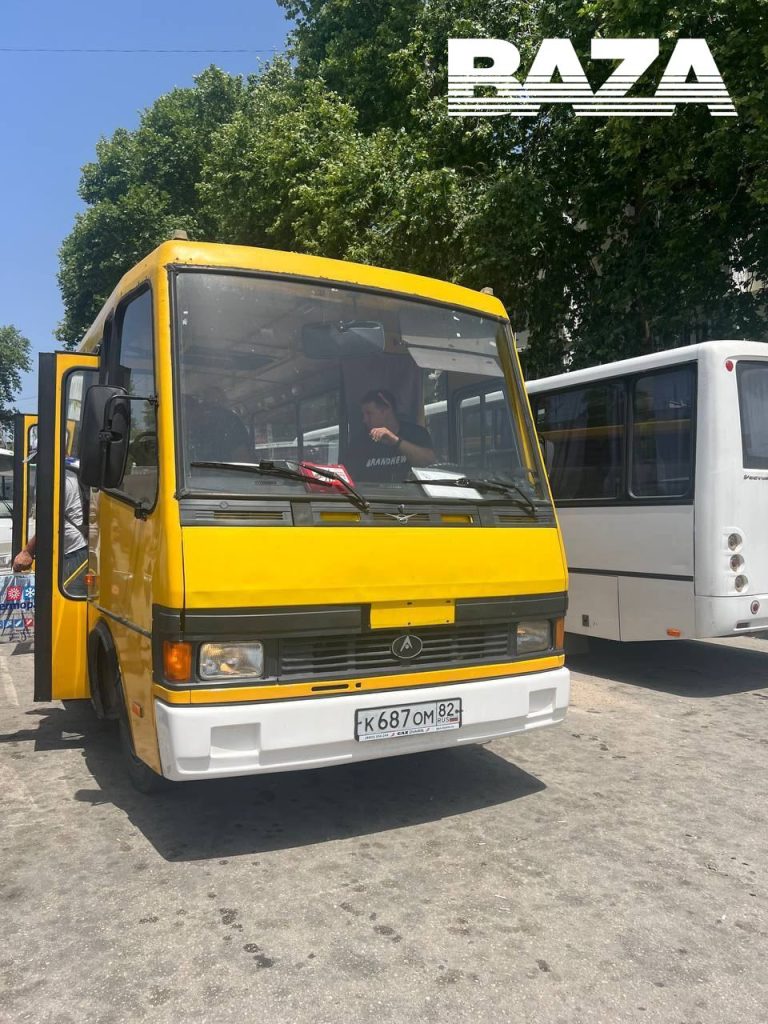 Один из героев дня — водитель желтого автобуса, который вывез около 300 человек с пляжа после ракетной атаки в Севастополе