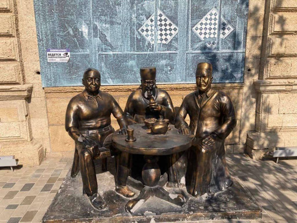 Оказывается, в Дербенте есть памятник братству трех религий: раввин, православный священник и мулла