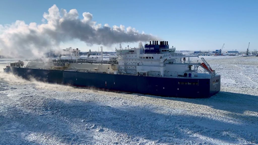 Летний путь для СПГ — РФ отправила первый танкер с газом по Севморпути