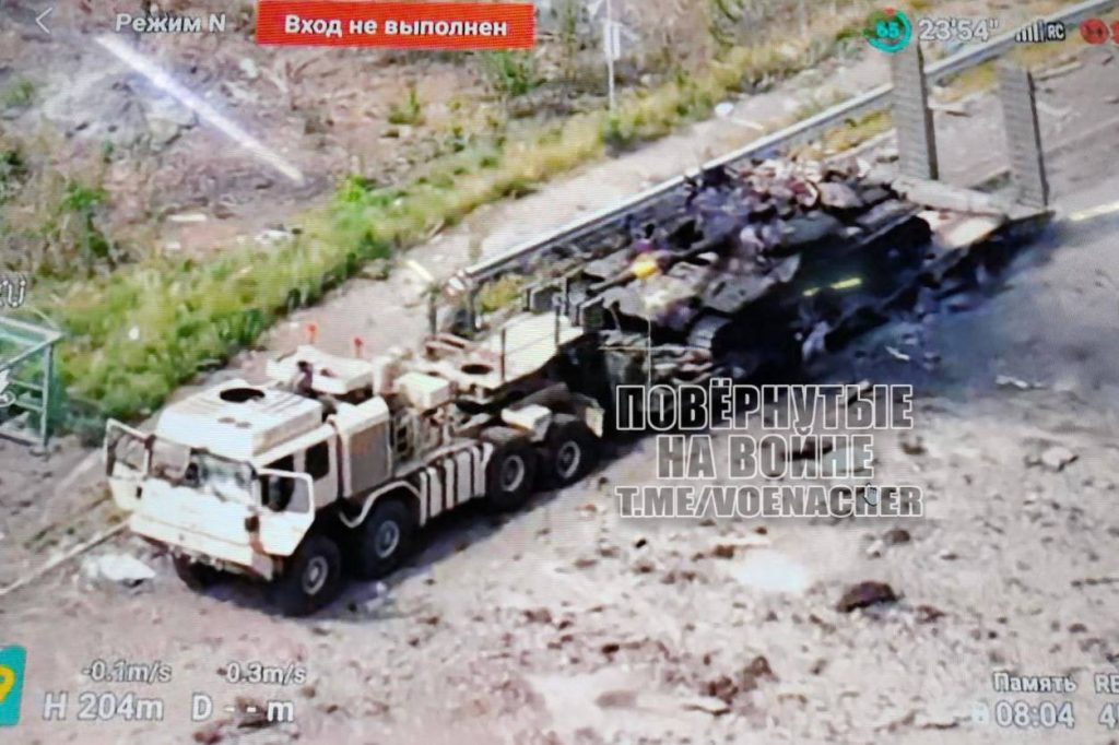 Переданный Германией трал MAN HX81 8x8 с уничтоженным танком Т-64БМ «Булат» ВСУ в районе Часов Яра