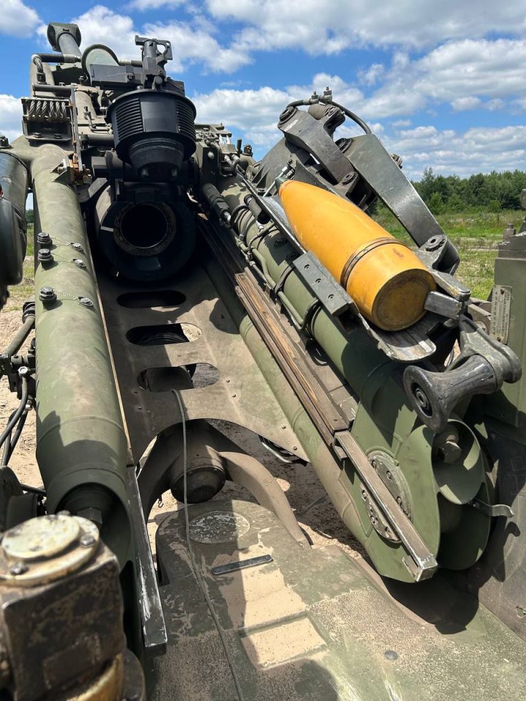 Очередные 155-мм снаряды M107 индийского производства на вооружении украинских артиллеристов