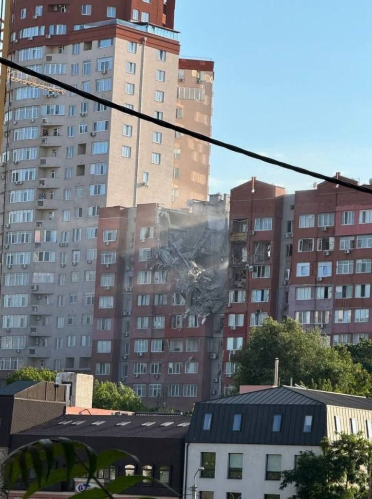 В Днепропетровске ракета ПВО ВСУ уже традиционно попала в жилой дом