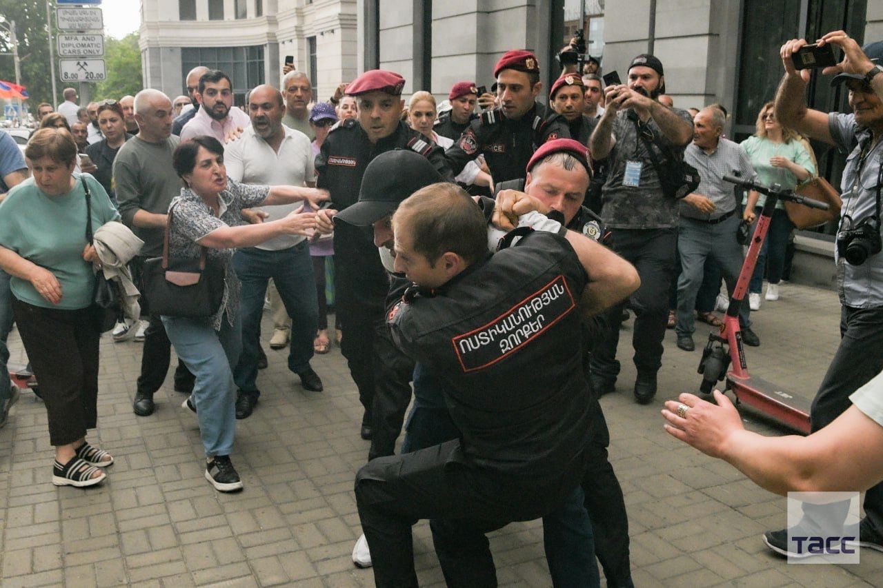 Перед зданием МИД Армении протестующие вступают в драки с силовиками