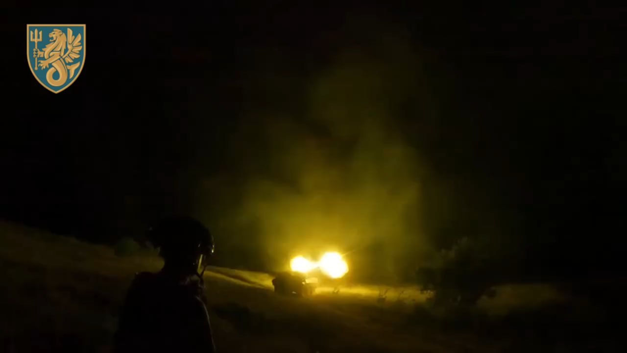 Кадры использования французского "колесного танка" AMX-10RC украинской 37-й бригадой морской пехоты в качестве ночного кочующего артиллерийского орудия, ведущего огонь по навесной траектории