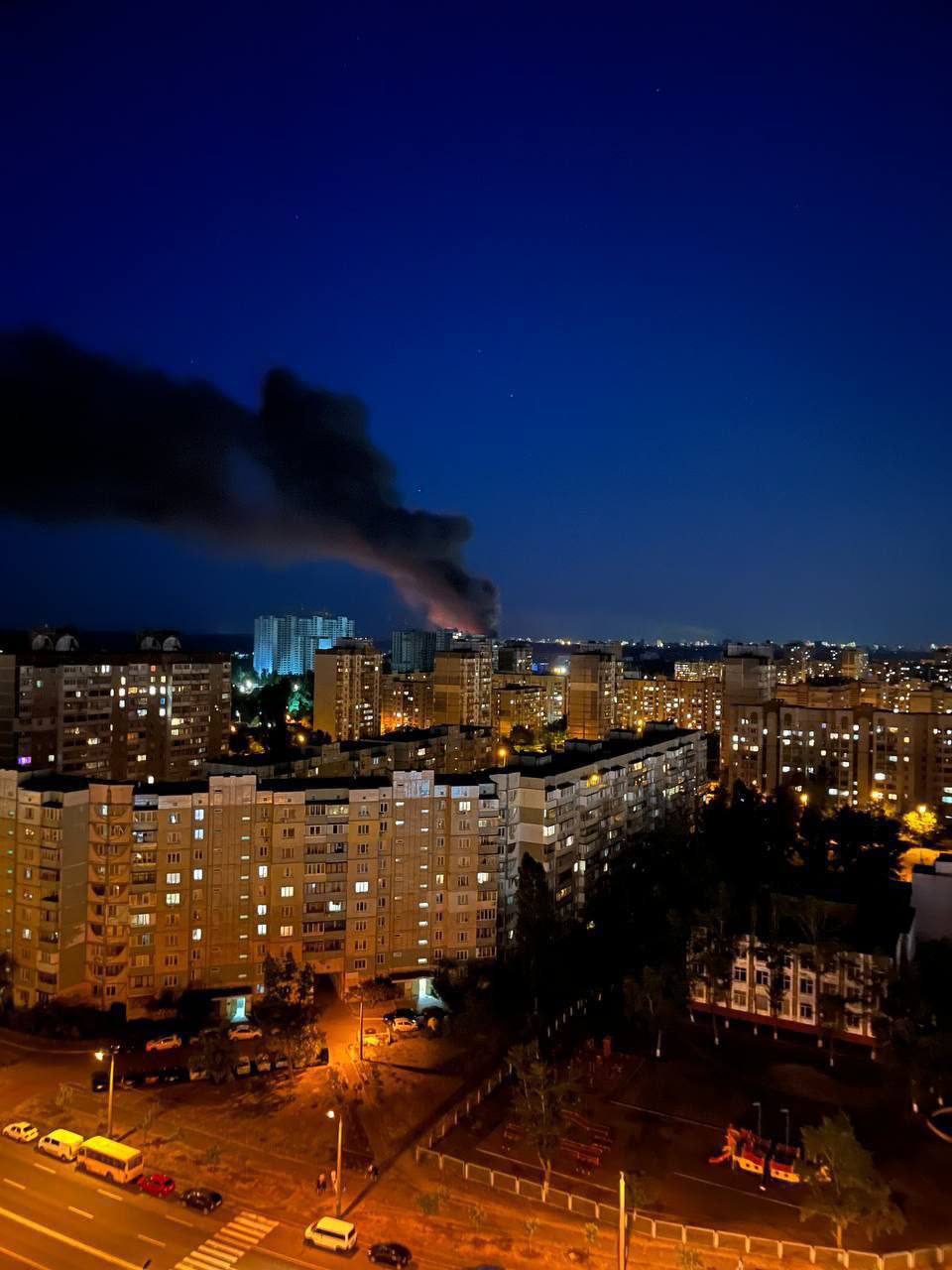 В Киеве крупный пожар складских помещений