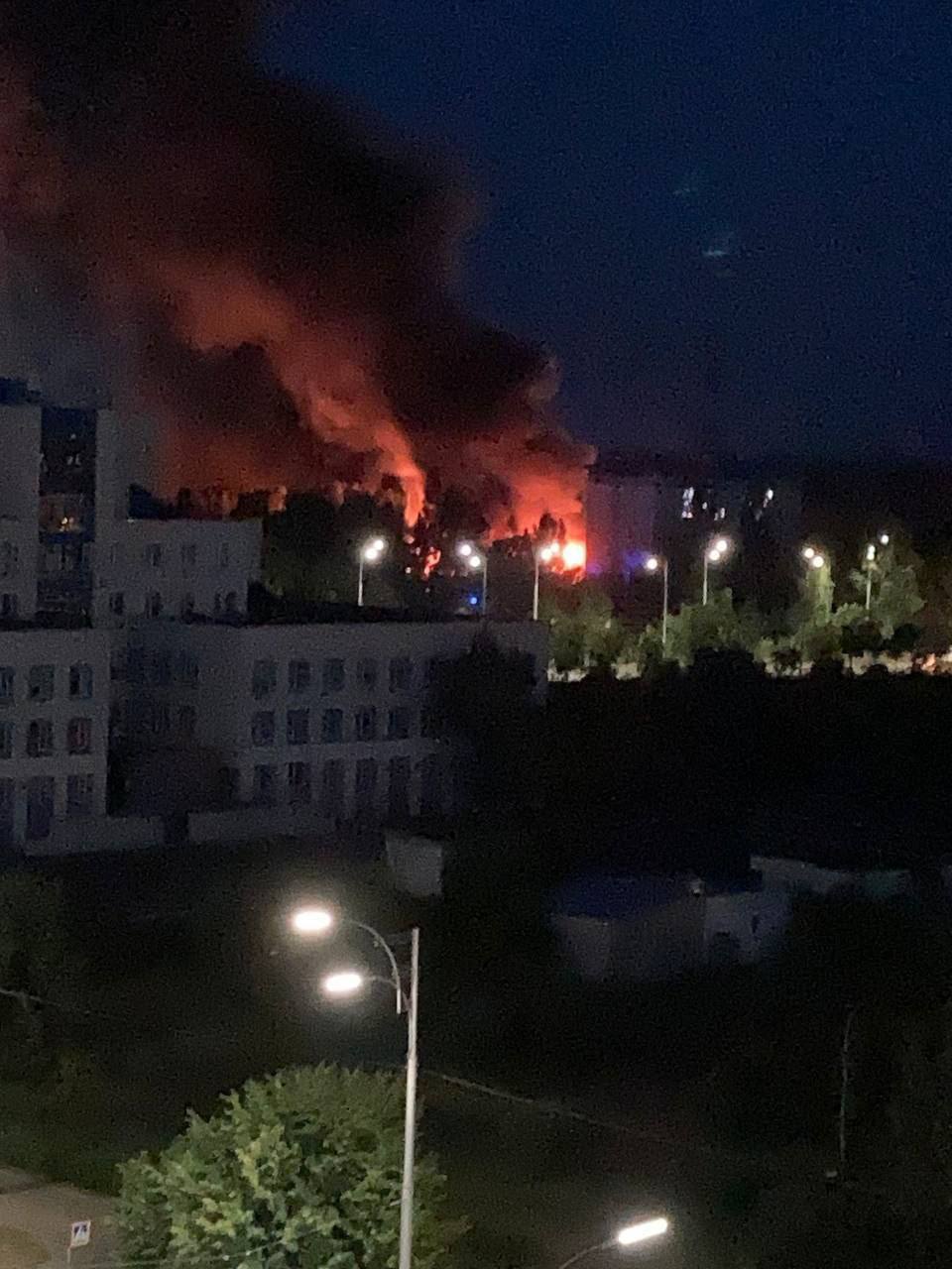 В Киеве крупный пожар складских помещений