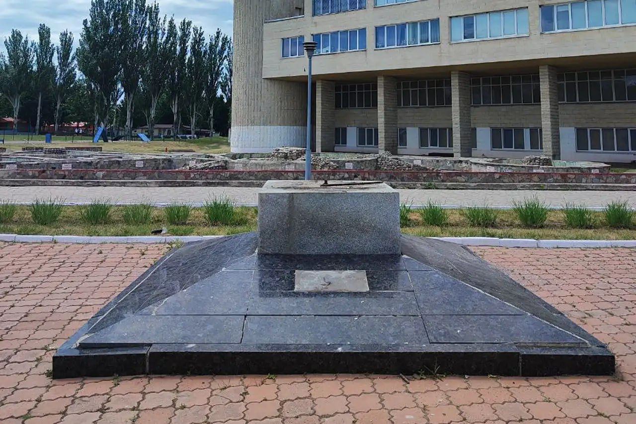 Война с памятниками: В Харькове снесли памятник Михаилу Ломоносову